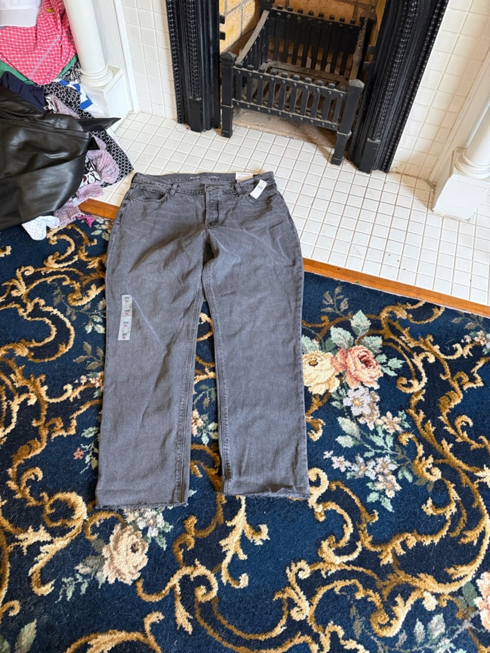 Old Navy Slouchy Straight frayed hem jeans. NWT.‎ Retail 49.99 - Picture 2 of 10